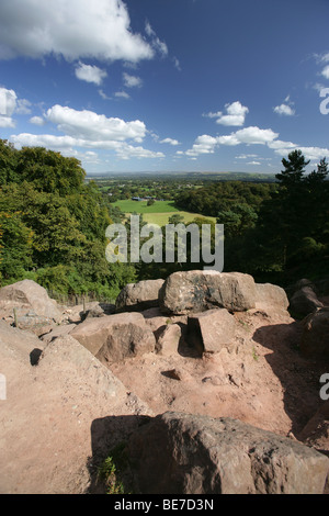 Gegend von Alderley, England. Blick von Stormy Punkt auf der Suche über die Cheshire Ebene in Richtung der Peak District National Park. Stockfoto