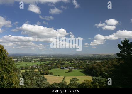 Gegend von Alderley, England. Blick von Stormy Punkt auf der Suche über die Cheshire Ebene in Richtung der Peak District National Park. Stockfoto