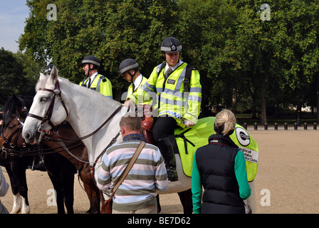 Montiert Polizei an der Horse Guards Parade, London, England, UK Stockfoto