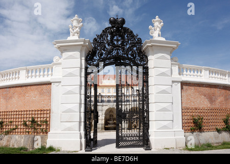 Schmiedeeisen Tor und Brunnen Grotte, barocker Terrassengarten, Schloss Schloss Hof im Marchfeld, Niederösterreich, Schlosshof, Aust Stockfoto