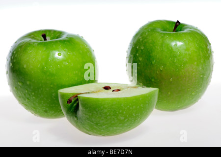 Grüne Äpfel (Granny Smith) ganze und geschnittene isoliert auf weiß Stockfoto