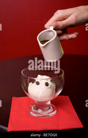 Schokolade und Espresso Kaffee sauce gegossen über ein Eis-Dessert mit Kaffee Bohnen an der Spitze. Sprechen Sie über ein Muntermacher! Stockfoto