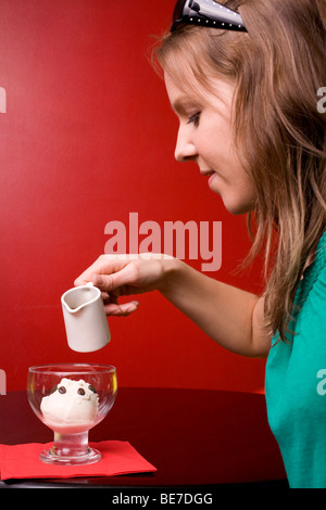 Schokolade und Espresso Kaffee sauce gegossen über ein Eis-Dessert mit Kaffee Bohnen an der Spitze. Sprechen Sie über ein Muntermacher! Stockfoto