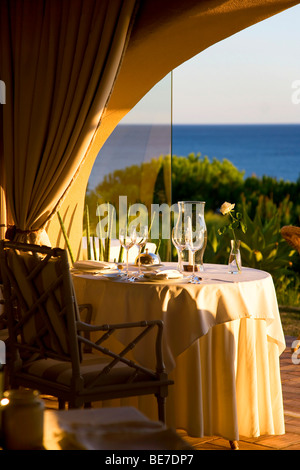 Restaurant mit Meerblick, Hotel Vila Joya, Praia da Galé, Albufeira, Algarve, Portugal, Europa Stockfoto