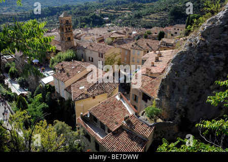 Moustiers St. Marie - ein beliebtes Urlaubsziel in der traditionellen Stadt der Provence, Französisch. Stockfoto