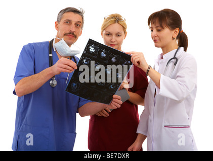 Krankenschwester, männliche und weibliche Ärzte mit dem Tomogramm Stockfoto