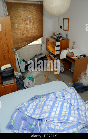 Unordentlich, unübersichtlich Schlafzimmer in Unordnung, chaotisch Bed jungen Zimmer Stockfoto