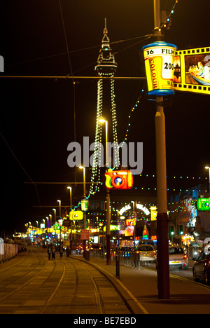 Blackpool, UK: Blackpool Tower und Promenade während der jährlichen Illuminationen Stockfoto