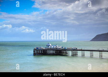 Llandudno Pier in Nord-Wales, Blick auf den Offshore-Windpark mit den Little Orme im Hintergrund. Stockfoto