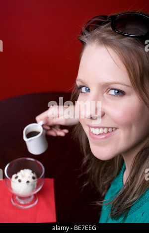 Schokolade und Espresso Kaffee sauce gegossen über ein Eis-Dessert mit Kaffee Bohnen an der Spitze. Sprechen Sie über ein Muntermacher! Stockfoto