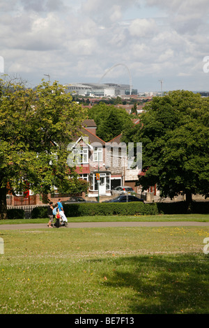 Ansicht des Wembley-Stadion von der Spitze des Rundholz Park, Willesden, London, UK Stockfoto