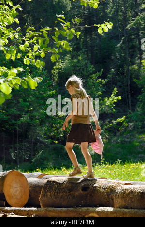 Kleines Mädchen, 7 Jahre, blond, balancieren auf einem Baumstamm Leitzachtal Tal, Bayern, Deutschland, Europa Stockfoto