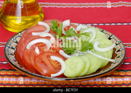 Bulgarischer Salat aus Tomaten und Gurken Stockfoto