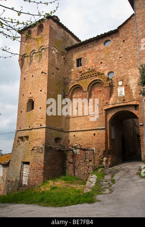 Eingang zum Grancia di Cuna, einer alten befestigten landwirtschaftlichen Betrieb in der Nähe von Siena, Toskana Stockfoto