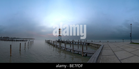 Abendstimmung am Pier am Leuchtturm in Podersdorf bin See, Neusiedler See, Neusiedlersee, Burgenland, Austria, Europe Stockfoto