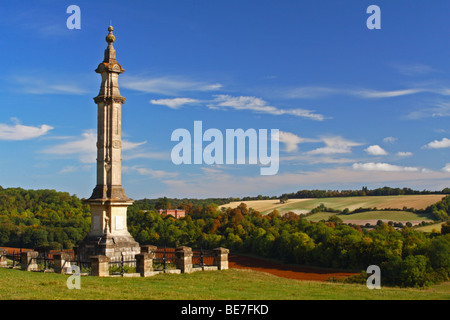Disraeli Denkmal von Edward Buckton Lamb mit Hughenden Manor im Hintergrund, High Wycombe, Buckinghamshire, Großbritannien Stockfoto