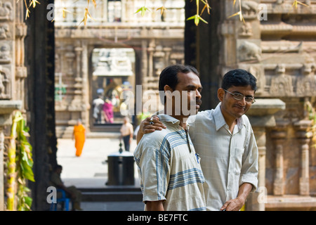 Hindu Männer außerhalb Sri Jalagandeeswarar Temple in Vellore Fort in Vellore, Indien Stockfoto
