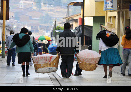 CAJABAMBA PERU - SEPTEMBER 9: Straße Verkäufer tragen Körbe mit Brot, Peru am 9. September 2009 Stockfoto