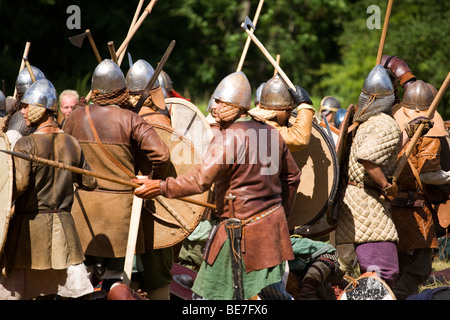 Wikinger-Krieger kämpfen auf einem Wikinger Reenactment-Festival in Dänemark Stockfoto