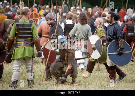 Wikinger-Krieger kämpfen auf einem Wikinger Reenactment-Festival in Dänemark Stockfoto