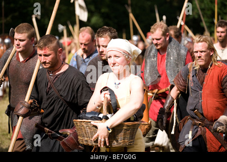 Wikinger-Krieger nach der Schlacht bei einem Wikinger Reenactment-Festival in Dänemark Stockfoto