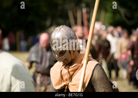 Wikinger-Krieger nach der Schlacht bei einem Wikinger Reenactment-Festival in Dänemark Stockfoto