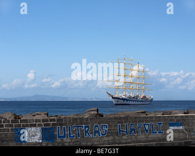 Schönes Segeln Schiff mit 5masts ankern vor der Insel Capri im Golf von Neapel Stockfoto