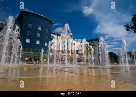 Ein Wasserspiel auf dem Platz vor dem Forum Shopping Center in Horsham West Sussex UK Stockfoto