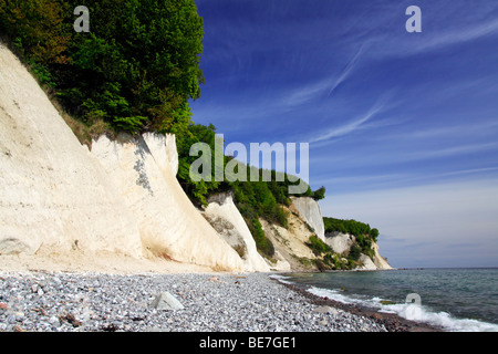 Kreidefelsen an der Ostseeküste, Landschaft im Nationalpark Jasmund, Insel Rügen, Mecklenburg-Vorpommern, Deutschland Stockfoto