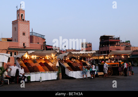 Getrocknete Früchte und Orange Juice Stände auf Platz Djemma el Fna in Marrakesch, Marokko Stockfoto