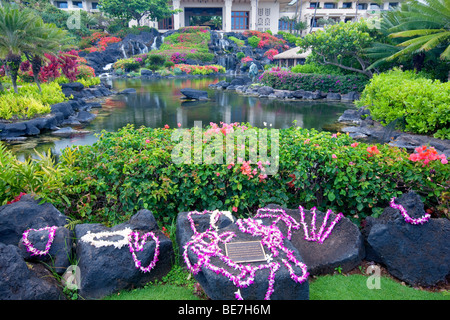 Leis auf Felsen im Grand Hyatt Kauai, Hawaii. Stockfoto