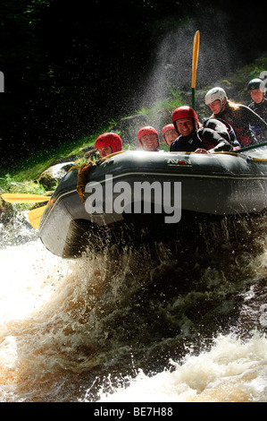 Gruppe von Personen Wildwasser-rafting am Fluss Tryweryn, National White Water Centre in der Nähe von Bala Gwynedd Nord wales UK Stockfoto
