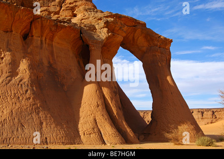 Sandsteinformation Tin Aregha Bogen in Wadi Anchal Adrar, Acacous Bergambitionen, Sahara Wüste, Libyen Stockfoto