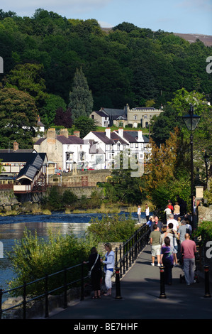 Menschen zu Fuß an einem Sonntagnachmittag entlang der Riverside Park an den Ufern des Flusses Dee in Llangollen Stadt, wales Nord UK Stockfoto