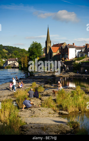 Der Fluss Dee Llangollen Stadt durchquert, wales Nord UK, späten Sommernachmittag Stockfoto