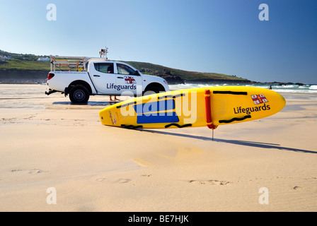 Rettungsschwimmer auf Patrouille am Sandstrand Stockfoto