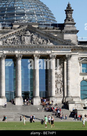 Berlin, Reichstagsgebäude. EU/DE/DEU/GER/Deutschland / Hauptstadt Berlin. Das Reichstagsgebäude mit der gläsernen Kuppel an der Spitze Stockfoto