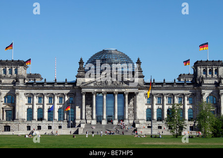 Berlin, Reichstagsgebäude. EU/DE/DEU/GER/Deutschland / Hauptstadt Berlin. Das Reichstagsgebäude mit der gläsernen Kuppel an der Spitze Stockfoto