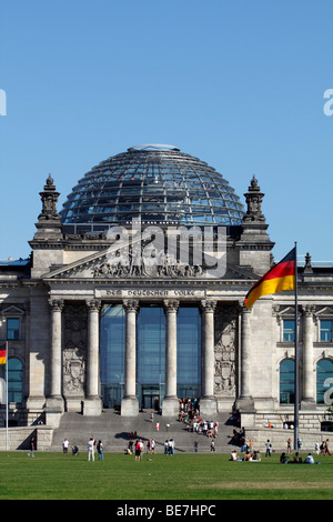 Berlin, Reichstagsgebäude. EU/DE/DEU/GER/Deutschland / Hauptstadt Berlin. Das Reichstagsgebäude mit der gläsernen Kuppel an der Spitze Stockfoto