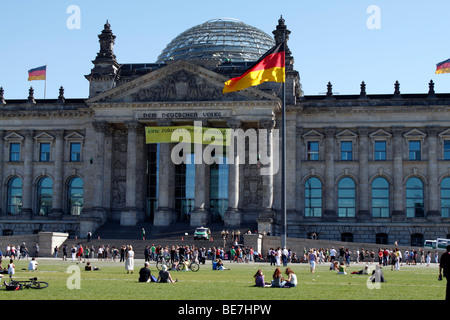 Berlin, Reichstagsgebäude. EU/DE/DEU/GER/Deutschland / Hauptstadt Berlin. Das Reichstagsgebäude mit der gläsernen Kuppel an der Spitze Stockfoto