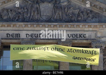 Berlin, Reichstagsgebäude. EU/DE/DEU/GER/Deutschland / Hauptstadt Berlin. Die Widmung "Dem Deutschen Volke" Greenpeace protest Stockfoto