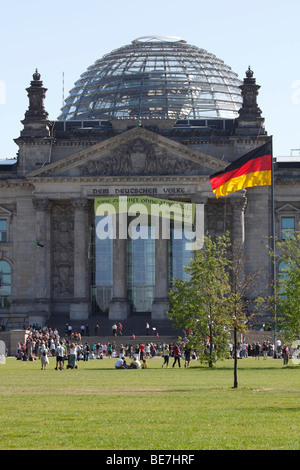 Berlin, Reichstagsgebäude. EU/DE/DEU/GER/Deutschland / Hauptstadt Berlin. Das Reichstagsgebäude mit der gläsernen Kuppel an der Spitze Stockfoto