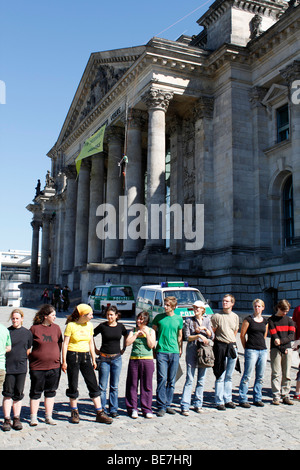Berlin, Reichstagsgebäude. EU/DE/DEU/GER/Deutschland / Hauptstadt Berlin. Der Reichstag die Widmung "Dem Deutschen Volke" Stockfoto