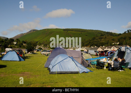 Familie frühstücken während Camping im Lake District auf einen Aufenthalt-Kation, Cumbria. Vereinigtes Königreich. Stockfoto