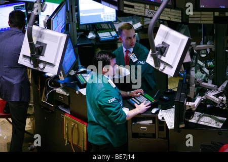 Gesamtansicht der Händler arbeiten auf dem Boden der New Yorker Börse in New York Stockfoto