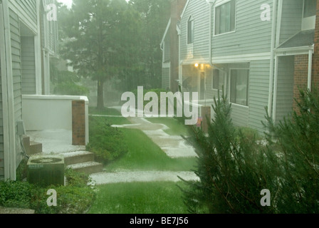 Massive Hagel fallen im Hof des suburbanen Townhomes, Aurora, Colorado USA Stockfoto