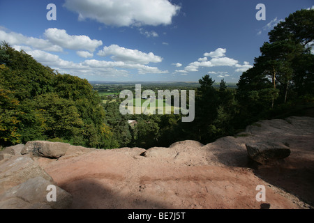 Gegend von Alderley, England. Blick von Stormy Punkt auf der Suche über die Cheshire Ebene in Richtung der Peak District National Park. Stockfoto