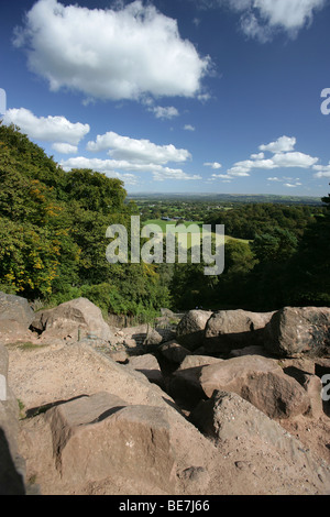 Gegend von Alderley, England. Blick von Stormy Punkt auf der Suche über die Cheshire Ebene in Richtung der Peak District National Park. Stockfoto