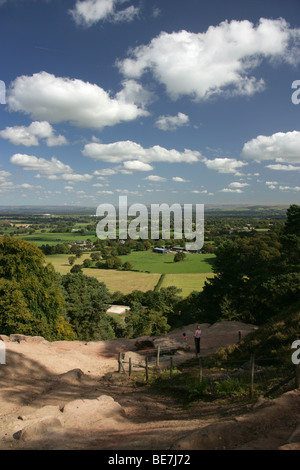 Gegend von Alderley, England. Blick von Stormy Punkt auf der Suche über die Cheshire Ebene in Richtung der Peak District National Park. Stockfoto