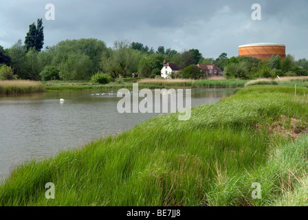 Gasometer und Lumley Mill neben Peter Teich bei Emsworth Stockfoto